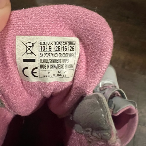 Sketchers winter boots for girls if you going to the snow look no further - Picture 5 of 5